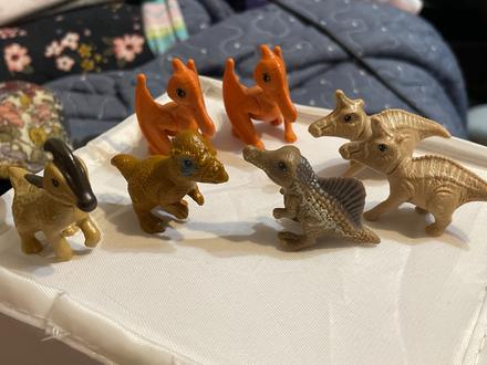 Malý látkový sloník a kinder postavičky, dinosaury, 