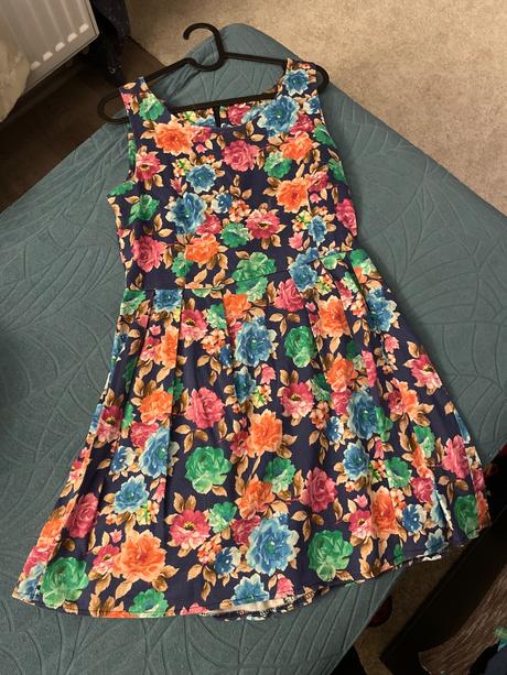 Kvetinové šaty ačkového strihu, 38