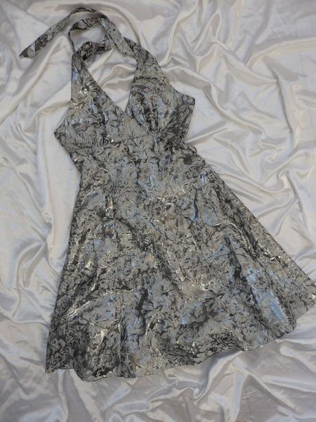 Velmi pekne slavnostne saty s viazanim oklo krku, bay,36