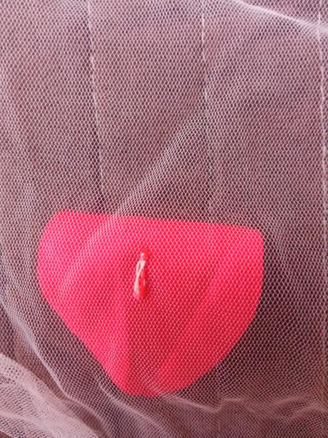 Spoločenské šaty s červenými lupienkami, 140