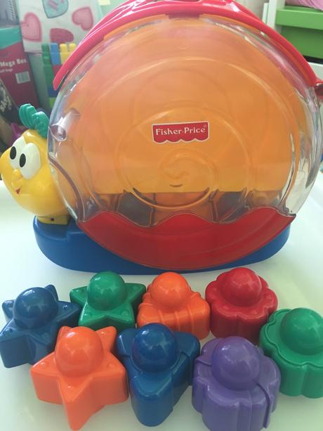 Fisher price slimak vkladacka,
