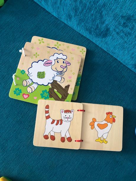 Hracky , hrkálky , drevene knižky,