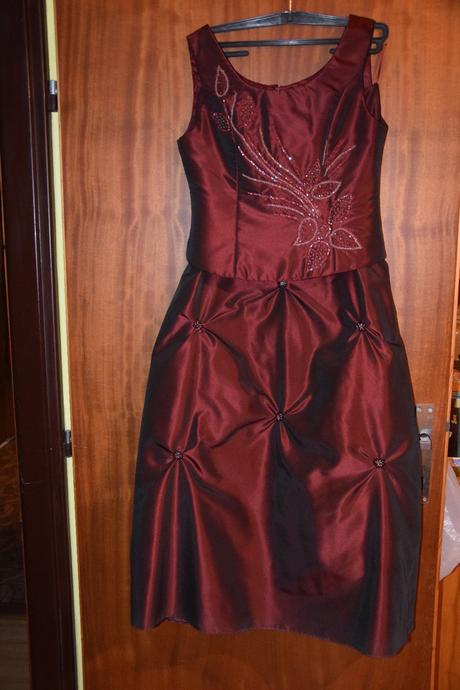 Krásne šaty bordovej farby, vyšívaný vrchný diel, 42