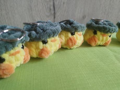 (kľúčenka) kuriatko s žabaciou čiapočkou, 