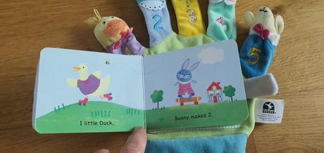 Prstove postavicky s knizkou na vyucbu cisiel v an, 