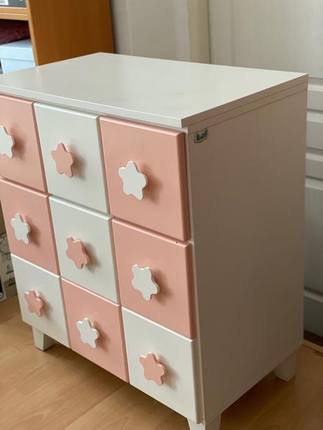 Dievčenská izba - posteľ, komoda, nočný stolík,...,