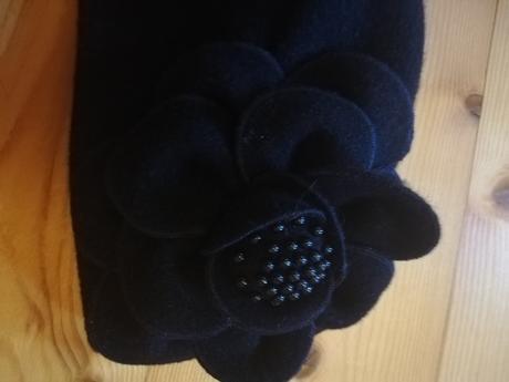 Predám ciernu dámsku čiapku, 