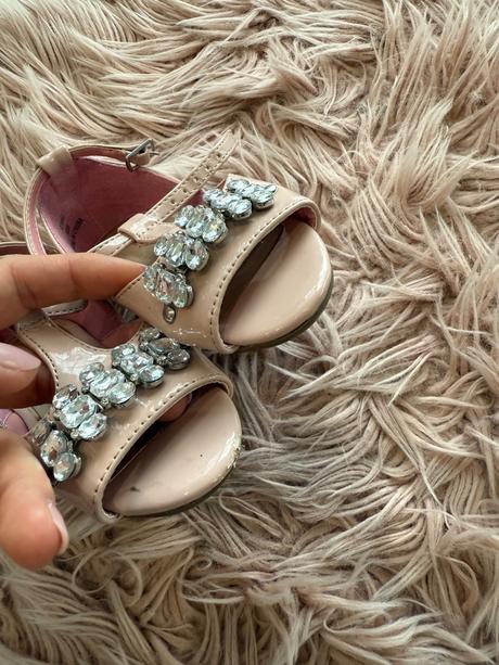 Sandalky, river island,23