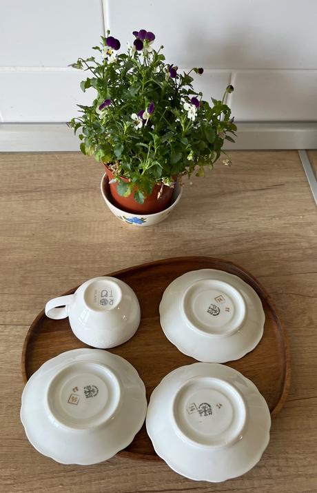 Malá porcelánová šálka a 3 malé tanieriky,