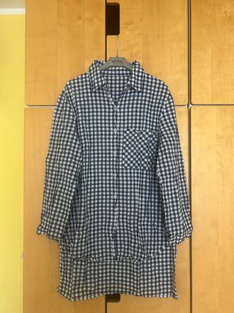 Vzadu predĺžená košeľa, s