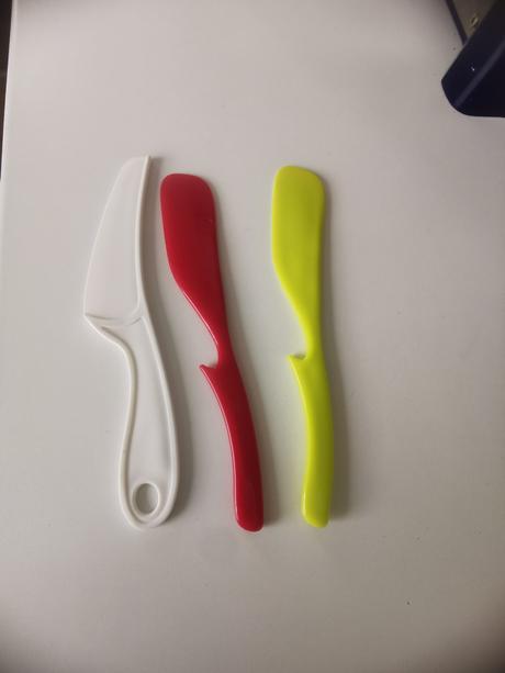 Plastové nože na maslo,