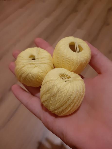 Bavlnky, gombíky, naleoivacie oči a pod.,