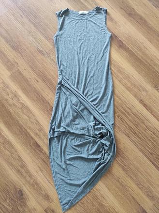 Zaujímavo strihané šaty, s