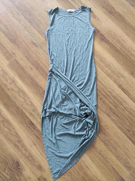 Zaujímavo strihané šaty, s