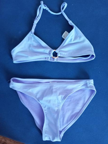 Fialové plavky, 146