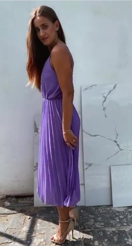 Krásne fialové šaty, 