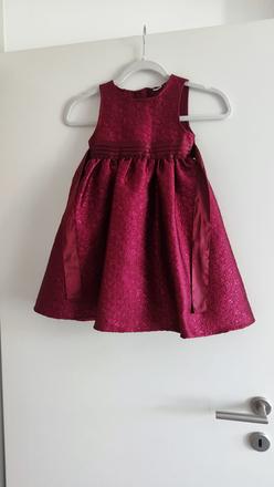 Brokatové šaty vínovej farby, 104