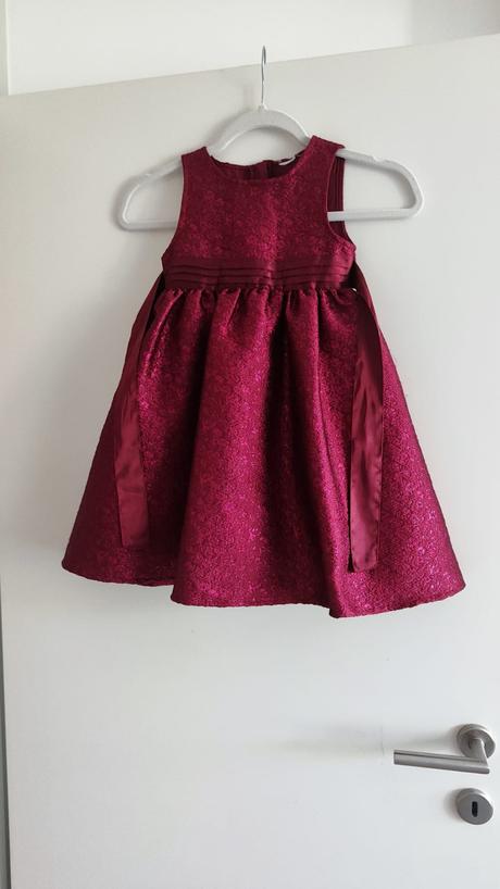Brokatové šaty vínovej farby, 104