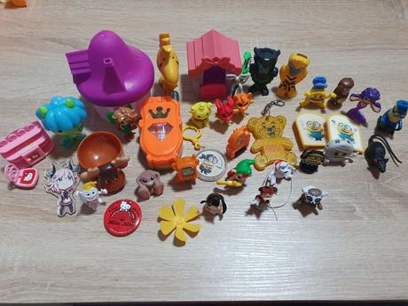 Rôzne malé hračky a postavičky, 