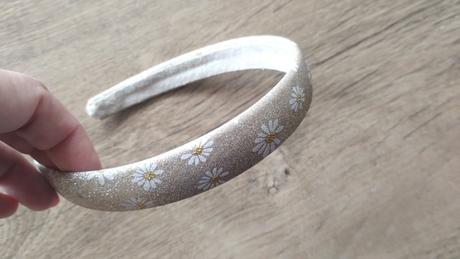 Trblietavá kvietková čelenka,