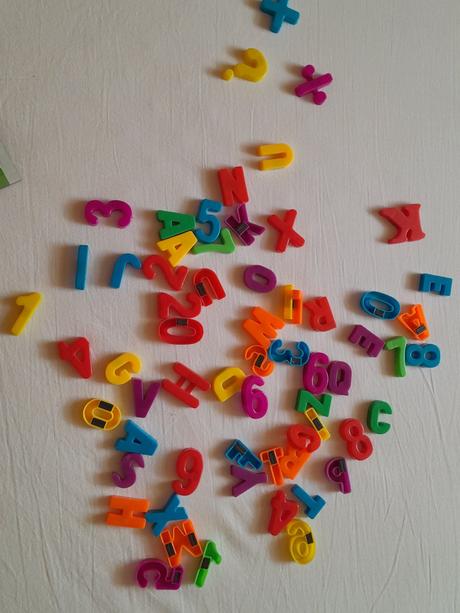 Predam plastovu abecedu- magnetky, 