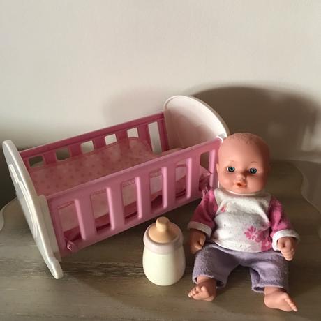 Bábika s postieľkou, 