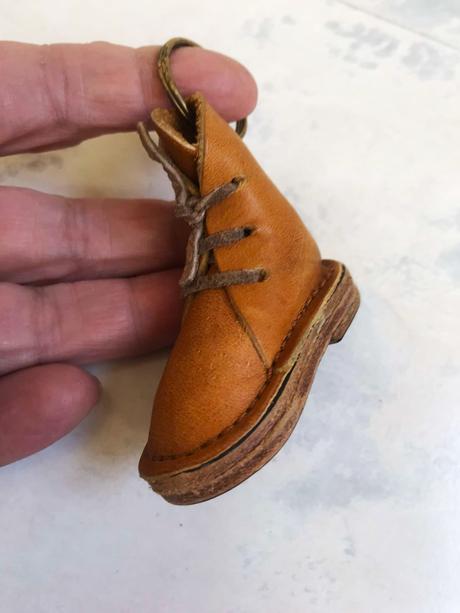 Kožený prívesok caterpillar,