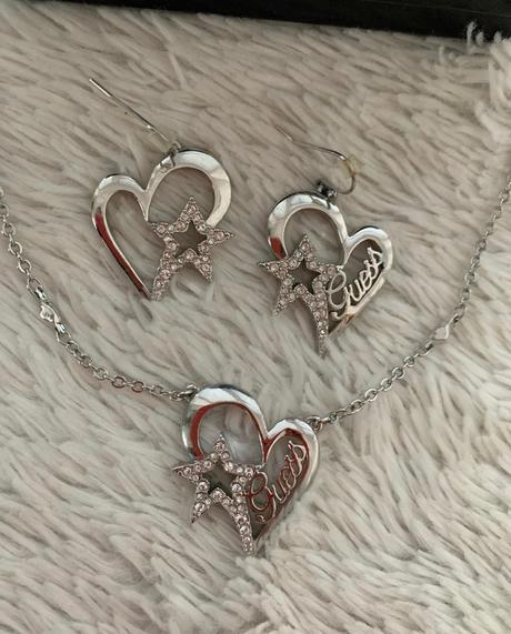 Guess set - nausnice+nahrdelnik, guess