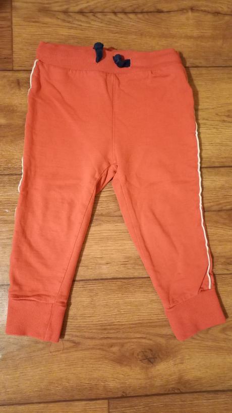 Červené tepláčiky 86 super stav, 86