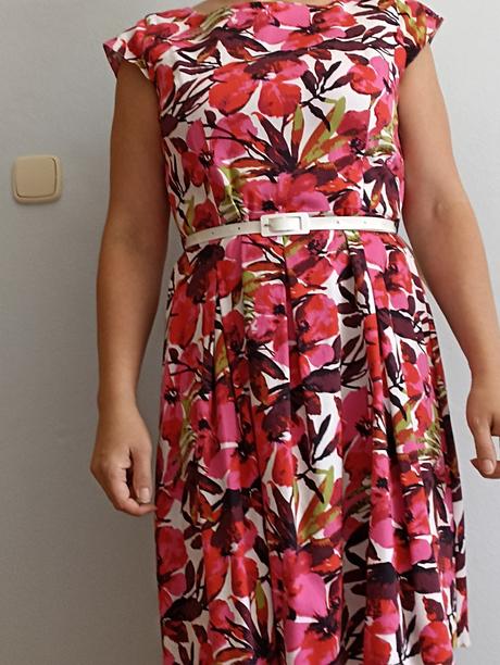 Kvetinové šaty, 44