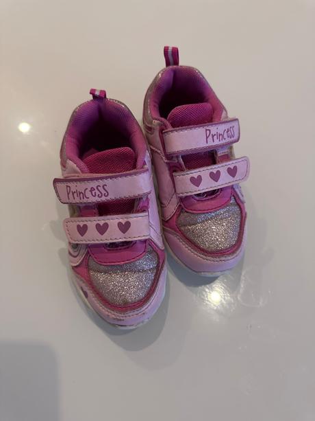 Blikajuce tenisky, 24