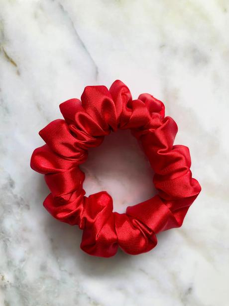 Saténová gumička scrunchie červená, 