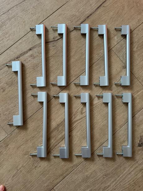 Uchytky na nabytok roztec 160/175/192 mm,