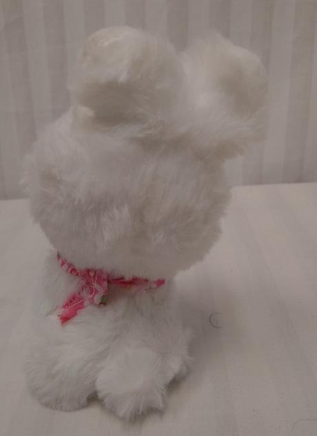Plyšový biely zajačik s mihalnicami a šatkou 16 cm, 