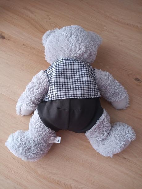 Plyšový macko v obleku, 