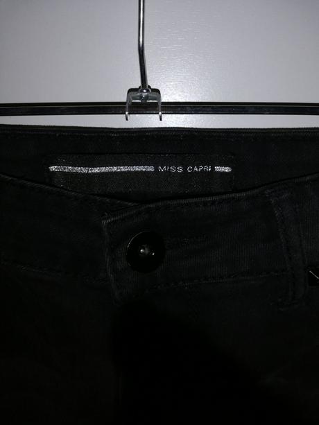 Čierne rifle s aplikáciami, m