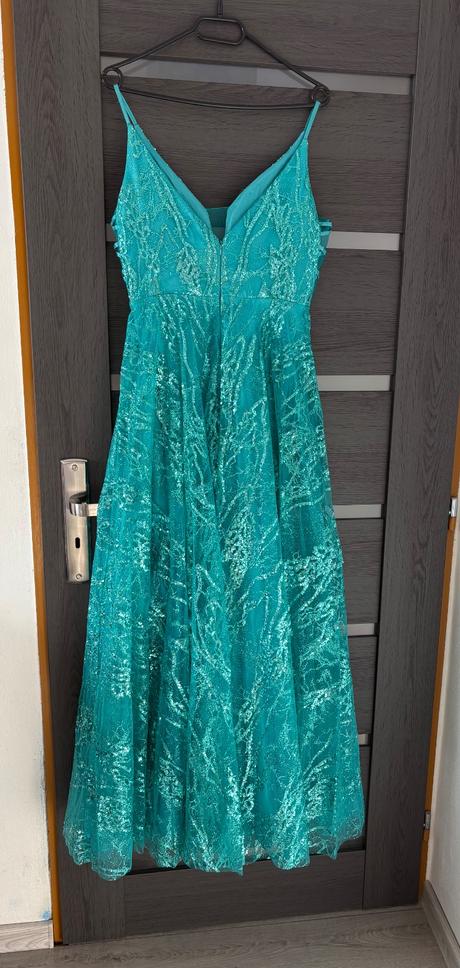 Trblietavé šaty, m