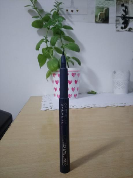 Tmavomodrá tekuta linka na oci, 