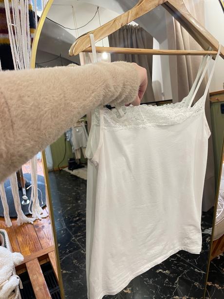 Elastické biele tielko s čipkou pre moletky, 44