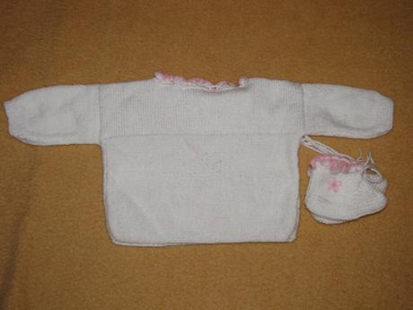 Bielo ružový svetrík s capačkami, 62