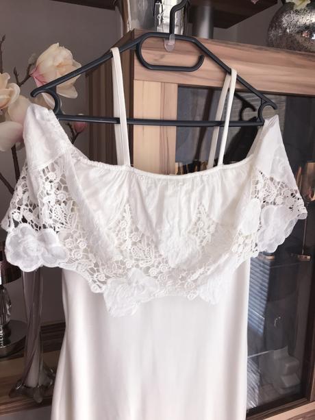 Biele šaty s krajkovým volánom, s