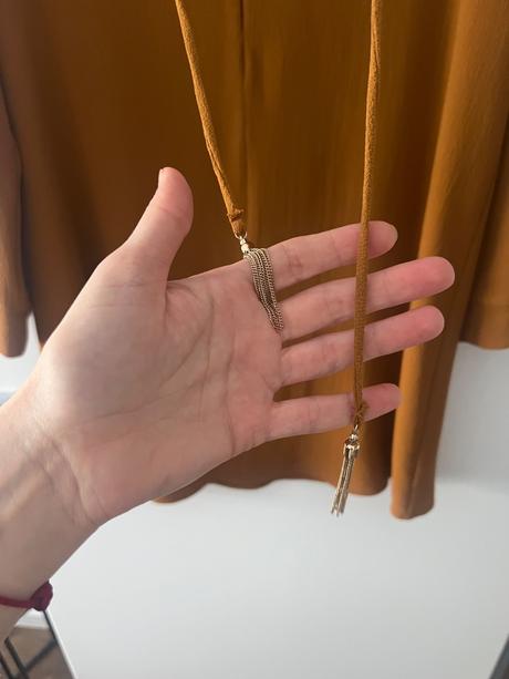 Horčicové šaty s retiazkou, mango,s