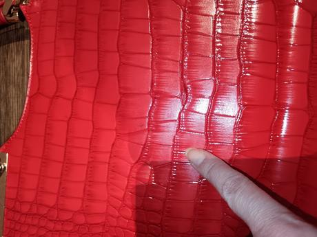 Kabelka červená, zlatisté detaily,