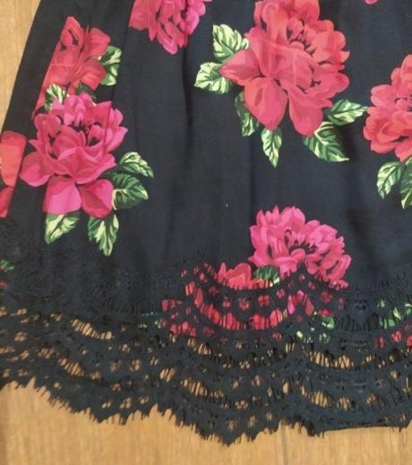 Kvetovane šaty s krajkou, 36