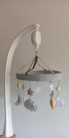 Kolotoč nad postieľku,