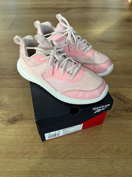 Znackove tenisky používané vnútri na atletiku, reebok,35