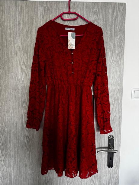 Červené čipkované šaty,