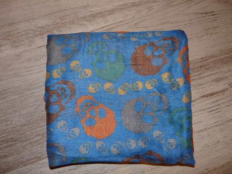 Nenosená šatka s "lebkami", 