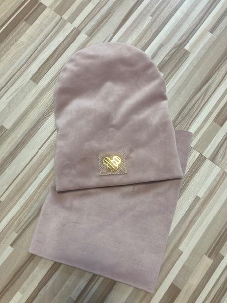 Čiapka a nakrčnik, 