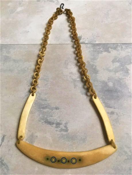 Kostený náhrdelník,